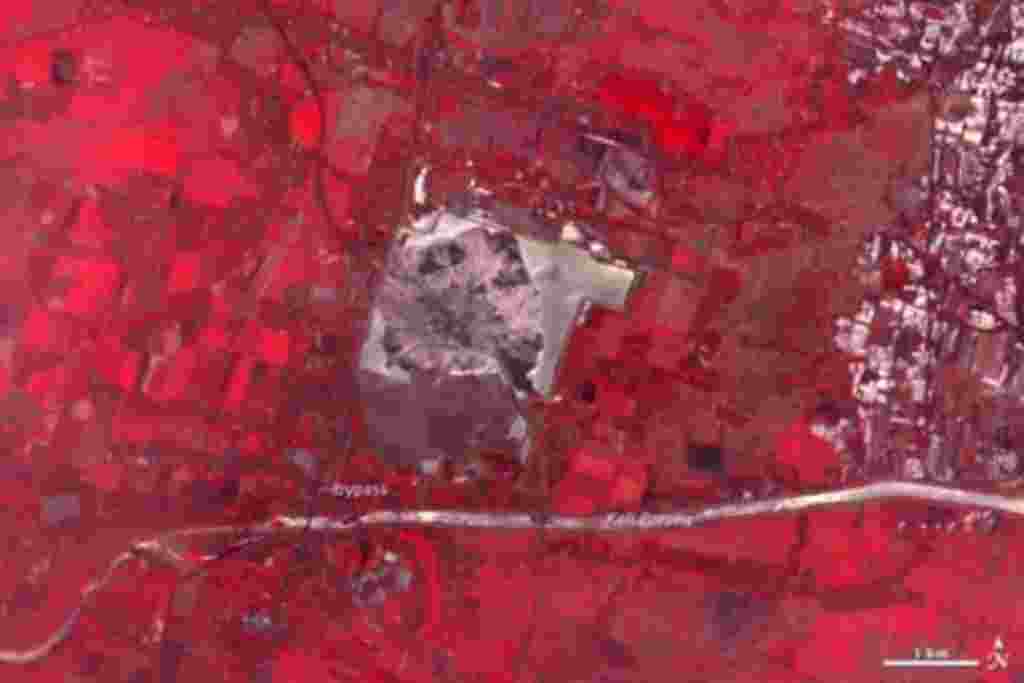 Foto satelit lumpur lahar di Sidoarjo, Jawa Timur yang ditunjukkan oleh area warna merah (foto: NASA, 20 Oktober 2009).