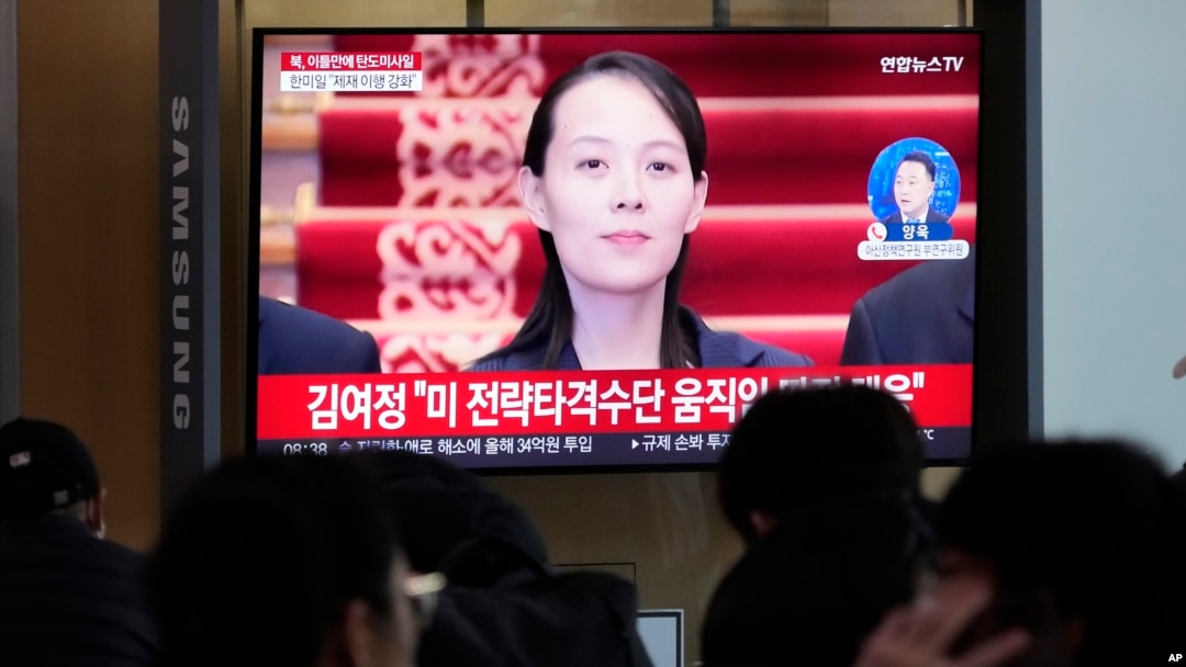 南韓首爾一個火車站正在播放有關北韓的新聞，顯示北韓領導人金正恩的妹妹金與正在出席一個活動。 （2023年2月20日）