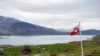 Bendera Greenland dipasang di wilayah Igaliku, Greenland, pada 5 Juli 2024. (Foto: Ritzau Scanpix/Ida Marie Odgaard via Reuters)