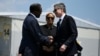 El Secretario de Estado de EEUU, Antony Blinken (der), es recibido por el embajador estadounidense en Jamaica, N. Nick Perry (izq), a su llegada al Aeropuerto Internacional Norman Manley, en Jamaica, el 11 de marzo de 2024. 