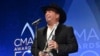 ARCHIVO - Garth Brooks, ganador del premio al artista del año, participa en una entrevista en la sala de prensa de la 50.ª edición anual de los Premios CMA en el Bridgestone Arena en Nashville, Tennessee, el 2 de noviembre de 2016.