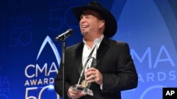 Garth Brooks presentará su autobiografía en cinco libros, el primero de los cuales saldrá al mercado el 14 de noviembre, de 2017.