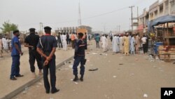 Pasukan keamanan Nigeria mengamankan lokasi serangan bunuh diri di sebuah pasar di Kano (18/11). Serangan bom bunuh diri kembali terjadi di dekat Kano hari Jumat 27/11. 