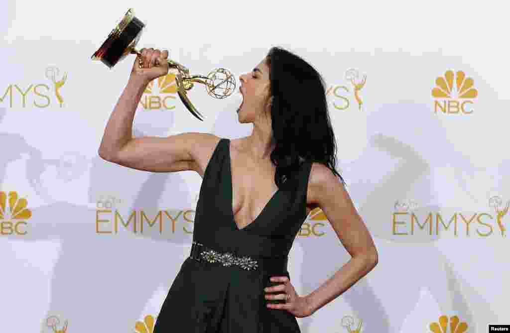 Aktris dan komedian Sarah Silverman berfoto dengan piala Emmy untuk penulisan terbaik acara khusus bagi &quot;Sarah Silverman: We Are Miracles&quot; yang ditayangkan HBO. (Reuters/Mike Blake)