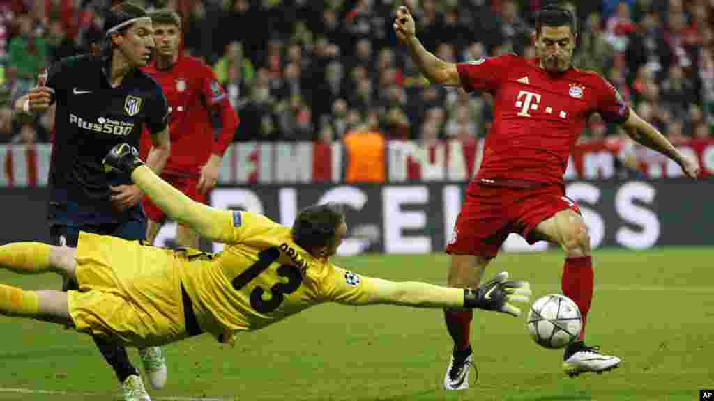 Le gardien d'Atletico Jan Oblak bloque un tir de Robert Lewandowski joueur du Bayern, lors du demi-finale de la Ligue des Champions, le 3 mai 2016.