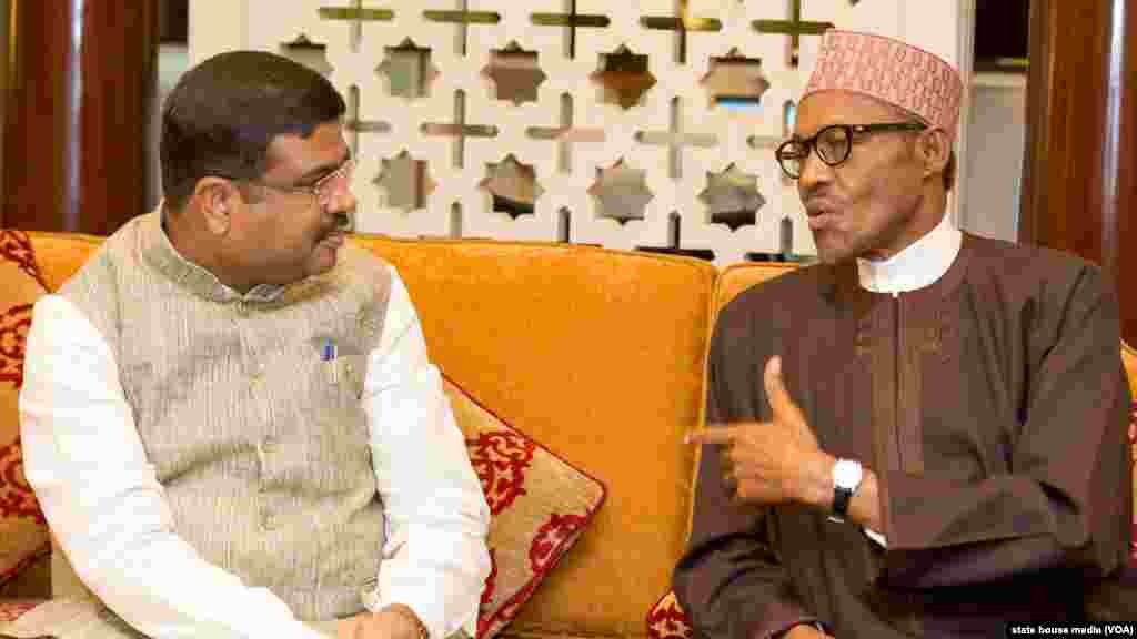 Shugaba Muhammadu Buhari Tare Da Ministan Albarkatun Man Fetur Na Kasar India Mr Dharmendra Pradha, A Yayin Da Shugaba Buhari Ya Sauka Kasar India Wurin Taron Kasashen Afirka Da Ake Gudanarwa A Yanzu.