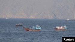 کشتی‌های محلی در جزیره مسندم در بخش عمانی تنگه هرمز (عکس از آرشیو)