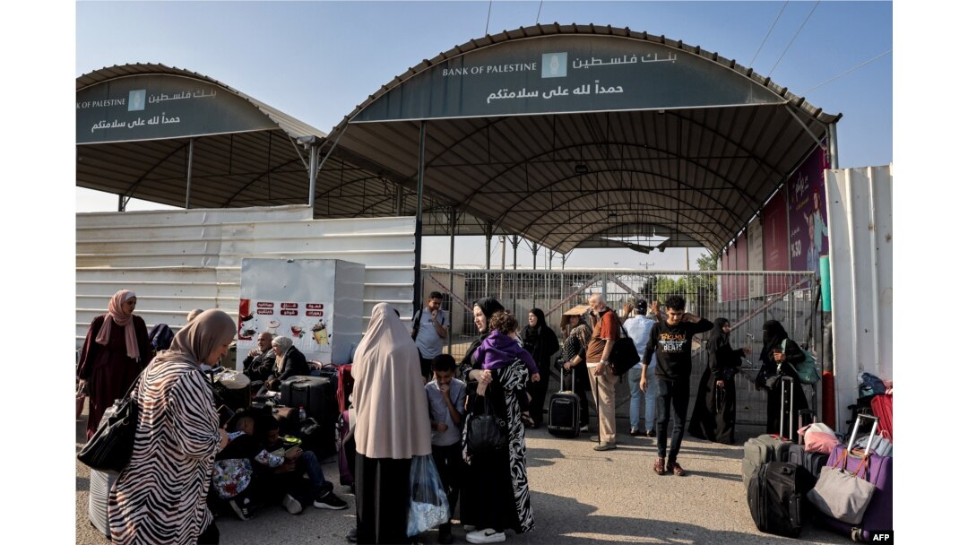 Orang-orang menunggu di perbatasan Rafah dengan Mesir di Jalur Gaza selatan pada 1 November 2023. (Foto: AFP)