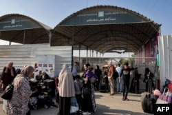 Orang-orang menunggu di perbatasan Rafah dengan Mesir di Jalur Gaza selatan pada 1 November 2023. (Foto: AFP)