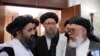 El responsable de la Oficina Política del talibán, Mohammad Abbas Stanikzai, a la derecha, conversa con el responsable de las negociaciones con Estados Unidos, el mulá Abdul Ghani Baradar, a la izquierda, en una imagen del 30 de mayo de 2019.