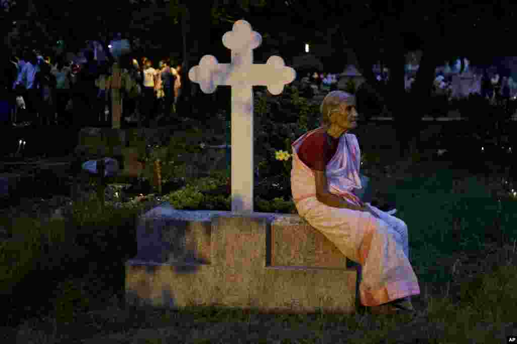 인도 콜카타에서 위령의 날을 맞아 노년 여성이 가족의 무덤을 방문했다.&nbsp;