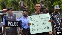 Un homme demande la libération d'Alice Nggadah à Abuja, au Nigeria, le 16 octobre 2018.