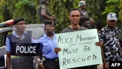 Un homme demande la libération d'Alice Nggadah à Abuja, au Nigeria, le 16 octobre 2018.