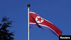 Bendera Korea Utara berkibar di tiang di Misi Tetap Korea Utara di Jenewa 2 Oktober 2014. (Foto: REUTERS/Denis Balibouse)