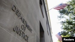Bagian depan gedung Departemen Kehakiman AS di Washington, DC. (Foto: Dok)