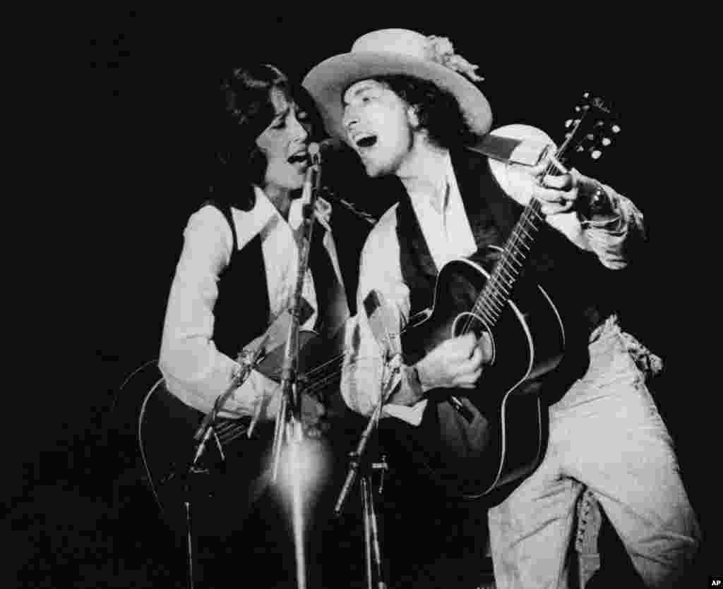Bob Dylan tampil di panggung bersama penyanyi folk Joan Baez di Providence, Rhode Island, November 1975.