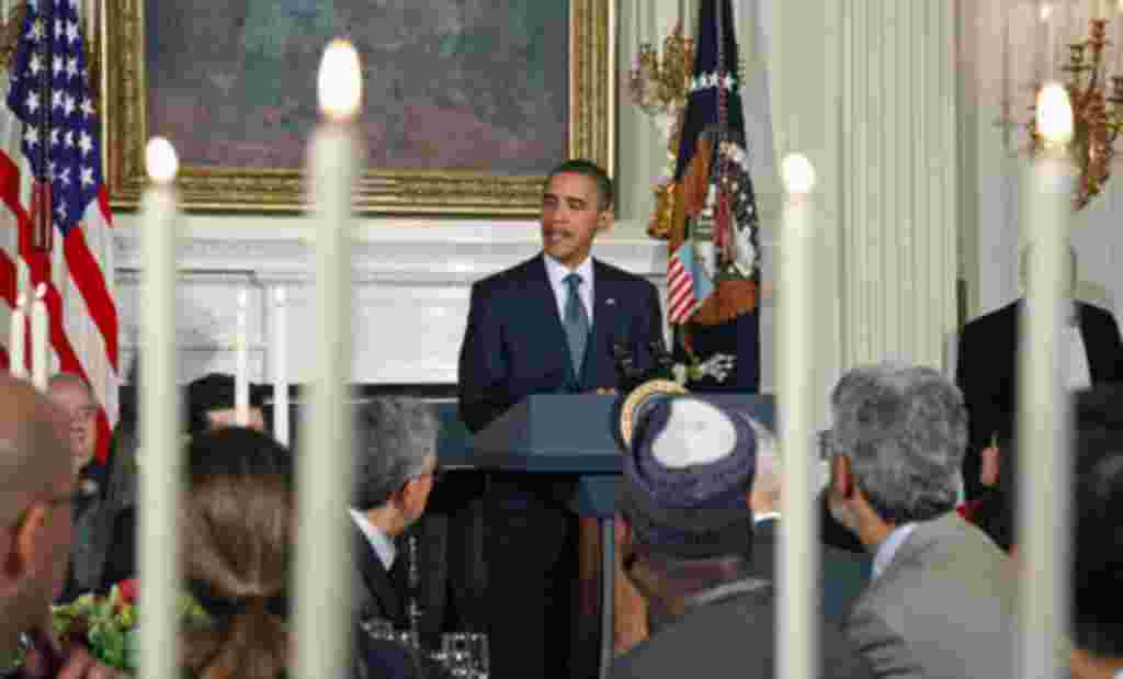 El presidente Obama visitó la sede de la agencia de inteligencia CIA para homenajear a sus trabajadores por la búsqueda de Osama.