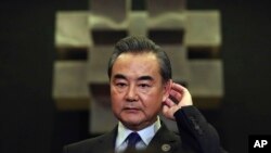 Le ministre des affaires étrangères Wang Yi lors de la conférence de presse à Manille, Philippines, le 6 août 2017. 