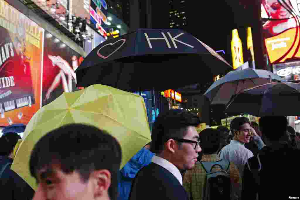 Demonstrators hold umbrellas in support of Hong Kong's pro-democracy movement at Times Square in New York, Oct. 1, 2014.