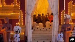 ພະມະເຫສີໝ້າຍ Monineath ຂອງມື້ລາງກະສັດສີຫານຸ ແລະພະໂອຣົດ ຄືສະເດັດເຈົ້ານະໂຣດົມສີຫາໂມນີ (ຂ້າງໃນສຸດ) ຖະຫວາຍ​ພະ​ເພີງຢູ່ບ່ອນປົງສົບທີ່ຄ້າຍຄືກັນກັບວັດ ທີ່ ສ້າງຂຶ້ນຢູ່ສະຖານທີ່ໃກ້ໆ ກັບພະລາດຊະວັງ ໃນວັນຈັນທີ 4 ກຸມພາ 2013