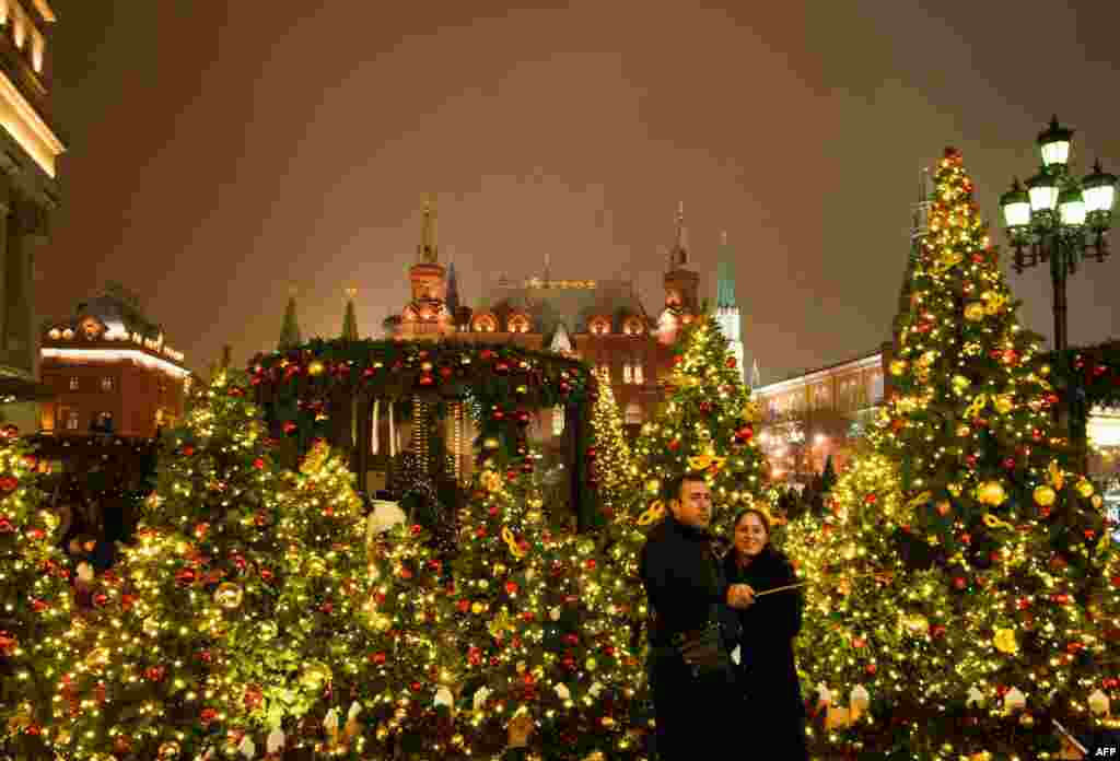 عکس سلفی یک زوج مقابل تزئینات کریسمس در کرملین مسکو