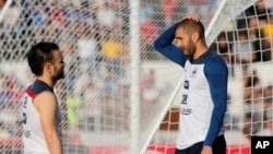 Valbuena (g.) et Benzema (d.) lors d'une session d'entraînement au Brésil, le 10 juin 2014. (AP Photo/David Vincent)