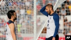 Valbuena (g.) et Benzema (d.) lors d'une session d'entraînement au Brésil, le 10 juin 2014. (AP Photo/David Vincent)