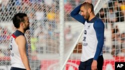 Valbuena (g.) et Benzema (d.) lors d'une session d'entraînement au Brésil, le 10 juin 2014. (AP Photo/David Vincent)