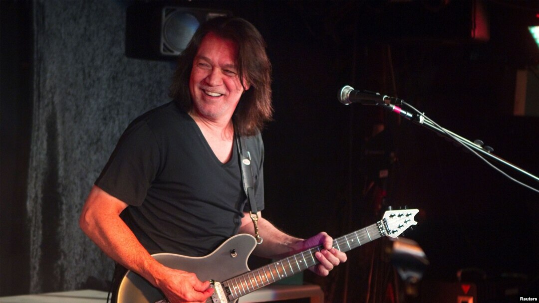 El famoso guitarrista Eddie Van Halen en un show privado para anunciar una gira musical en el 2012.