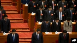 习近平等中国最高层领导人在人民大会堂为昆明车站血案的死难者默哀。（2014年3月3日）