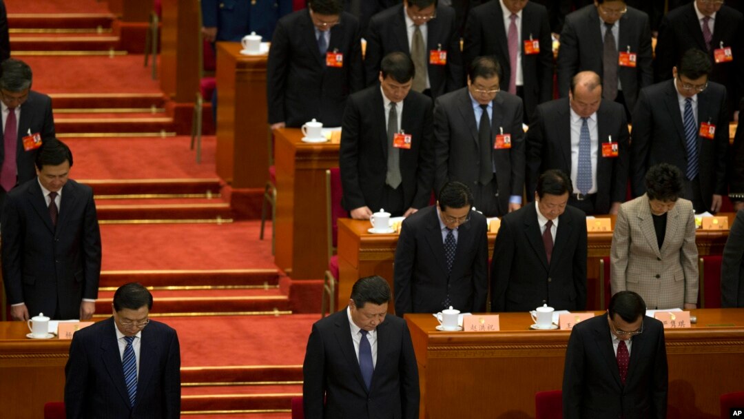 习近平等中国最高层领导人在人民大会堂为昆明车站血案的死难者默哀。（2014年3月3日）