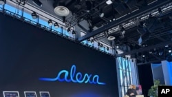 Varias personas durante un evento en el que Amazon presentó el miércoles 26 de febrero de 2025 una nueva versión de su asistente de voz Alexa que ahora estará potenciada por inteligencia artificial generativa. 