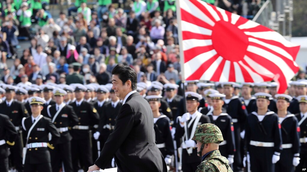  Thủ tướng Shinzo Abe, duyệt binh nhân Ngày Lực lượng Phòng vệ Nhật Bản tại căn cứ Asaka phía bắc Tokyo, ngày 23/10/2016. 