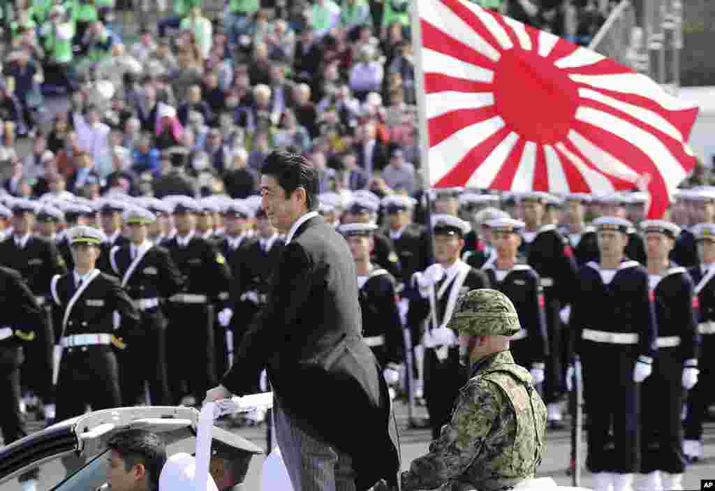 在东京北部的Asaka基地，日本首相安倍晋三检阅日本自卫队（SDF）（2016年10月23日）。