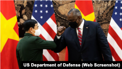 Bộ trưởng Quốc phòng Mỹ Lloyd Austin (phải) gặp mặt người đồng cấp phía Việt Nam, Đại tướng Phan Văn Giang, tại Hà Nội hôm 29/7. Tại đây, người đứng đầu Lầu Năm Góc nói rằng Mỹ không muốn Việt Nam phải chọn bên.