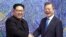 Lãnh đạo Triều Tiên Kim Jong Un (trái) và Tổng thống Hàn Quốc Moon Jae-in bắt tay tại làng Bàn Môn Điếm ở khu phi quân sự hôm 27/4/2018.