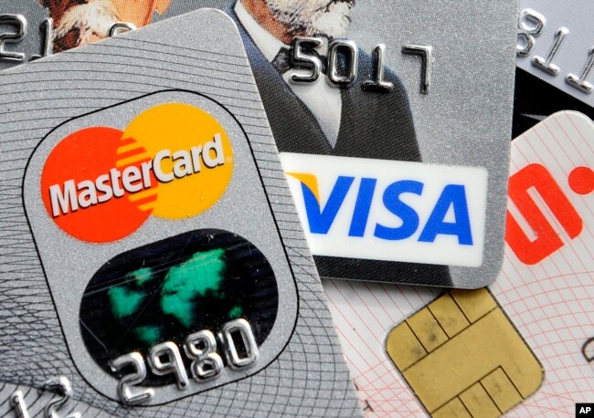 Beberapa kartu kredit dan kartu bank dengan cip elektronik, 18 November 2009. Pemerintah Indonesia pada Senin (29/8) meluncurkan kartu kredit pemerintah. (Foto: Ilustrasi/AP)