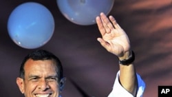 The president-elect of Honduras, Porfirio Lobo waves to supporters in Tegucigalpa, on 30 Nov, 2009. Conservative Porfirio Lobo has claimed a large win in the controversial first presidential election in Honduras since a June 28 coup -- and vowed to form a