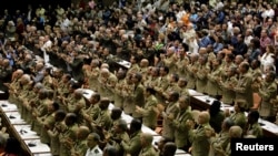 Miembros de las Fuerzas Armadas Revolucionarias en una ceremonia por la cooperación con el gobierno del entonces presidente de Venezuela Hugo Chávez en noviembre de 2010.