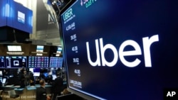 Logo Uber pada lantai perdagangan Bursa Saham New York, 30 Mei 2019.