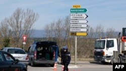 Les gendarmes bloquent l'accès à Trebes, où un homme a pris des otages dans un supermarché à Trebes, dans le sud-ouest de la France, le 23 mars 2018.
