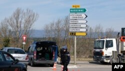 Les gendarmes bloquent l'accès à Trebes, où un homme a pris des otages dans un supermarché à Trebes, dans le sud-ouest de la France, le 23 mars 2018.