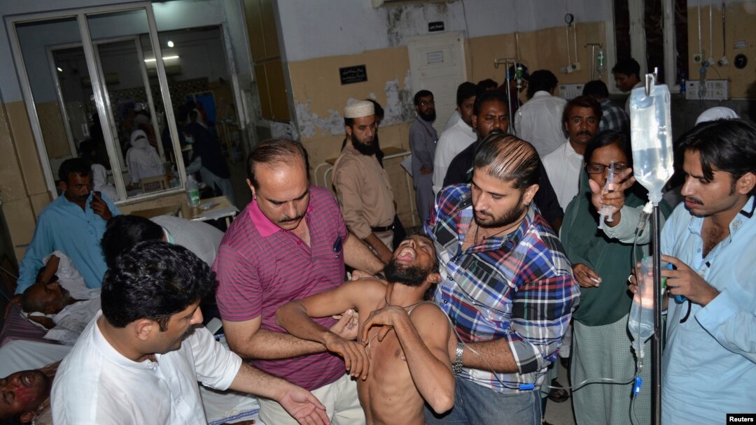 Seorang pendukung Imran Khan, pemimpin partai Tehreek-e-Insaf Pakistan (PTI) membawa seorang yang terluka karena terinjak-injak ke rumah sakit di Multan, Pakistan tengah. Sedikitnya tujuh orang dilaporkan tewas dan 40 orang terluka usai menghadiri rapat umum partai tersebut, Jumat (10/10). 
