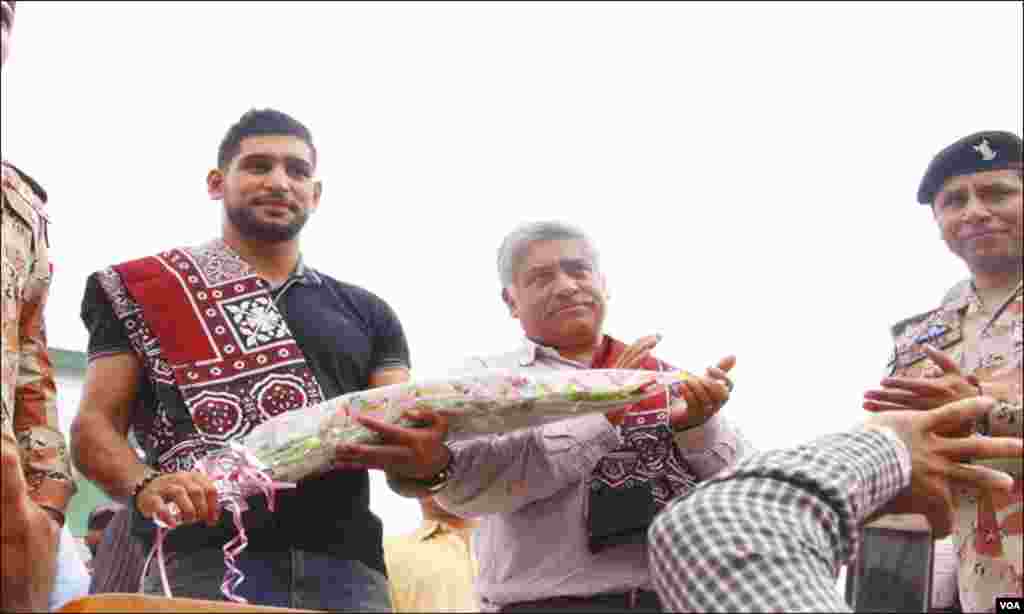 بین الاقوامی شہرت یافتہ عامر خان کو پھولوں کا تحفہ پیش کیا گیا