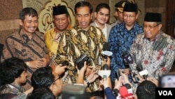 Hồi bắt đầu năm nay, Tổng thống Indonesia Joko Widodo (giữa) đã cắt các khoản trợ giá dầu do chính phủ tài trợ từ lâu nay. 