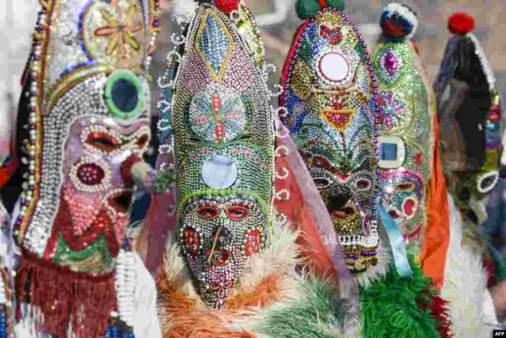 ក្រុមរបាំឈ្មោះ Kukeri សម្តែងនៅក្នុងពិធីបុណ្យអន្តរជាតិ International Festival of the Masquerade Games នៅក្នុងក្រុង Pernik ប្រទេសប៊ុលហ្គារី។