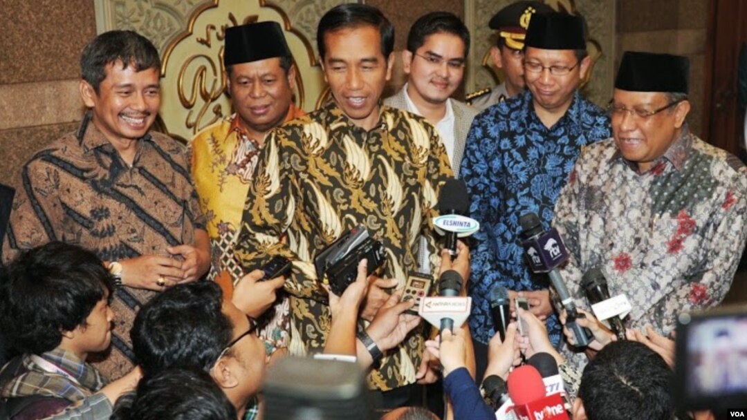 Hồi bắt đầu năm nay, Tổng thống Indonesia Joko Widodo (giữa) đã cắt các khoản trợ giá dầu do chính phủ tài trợ từ lâu nay. 