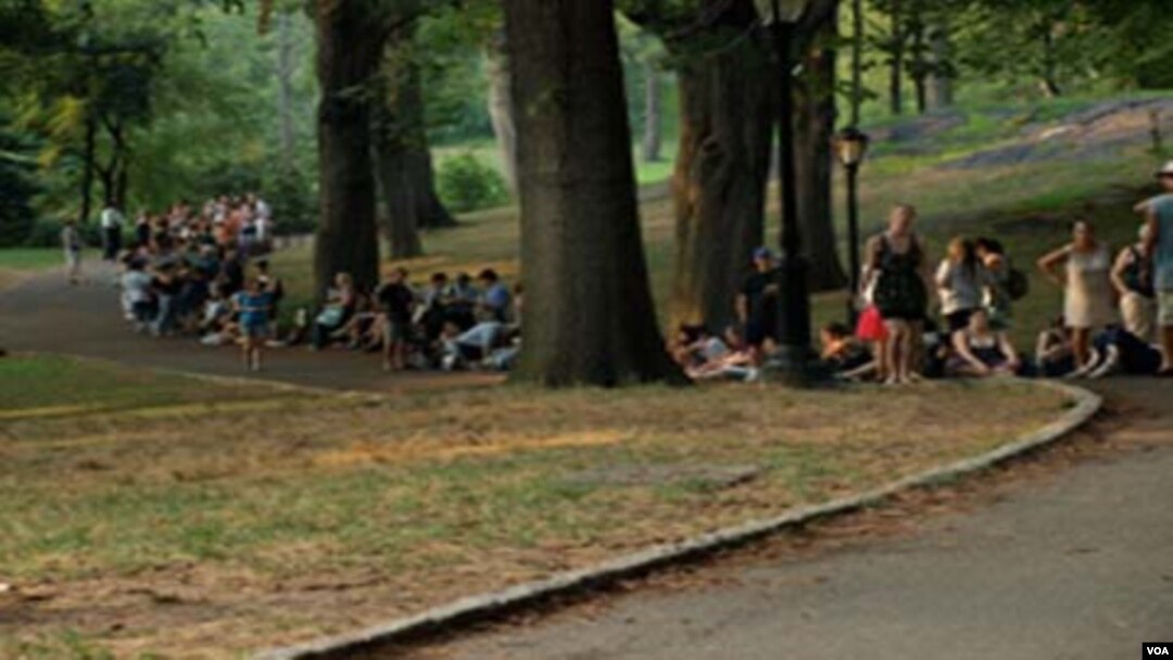Antrian panjang untuk mendapatkan tiket 'The Merchant of Venice' di Central Park.