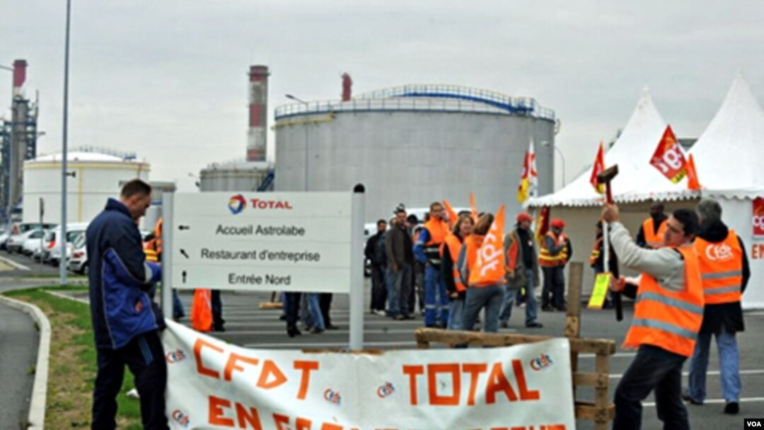 Demonstran memblokade fasilitas penyulingan minyak di Saint-Nazaire, Perancis barat untuk memprotes reformasi pensiun pemerintah hari ini.