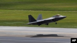 2012年8月14日一架美國空軍F-22猛禽戰鬥機從日本南部沖繩島的嘉手納空軍基地起飛。
